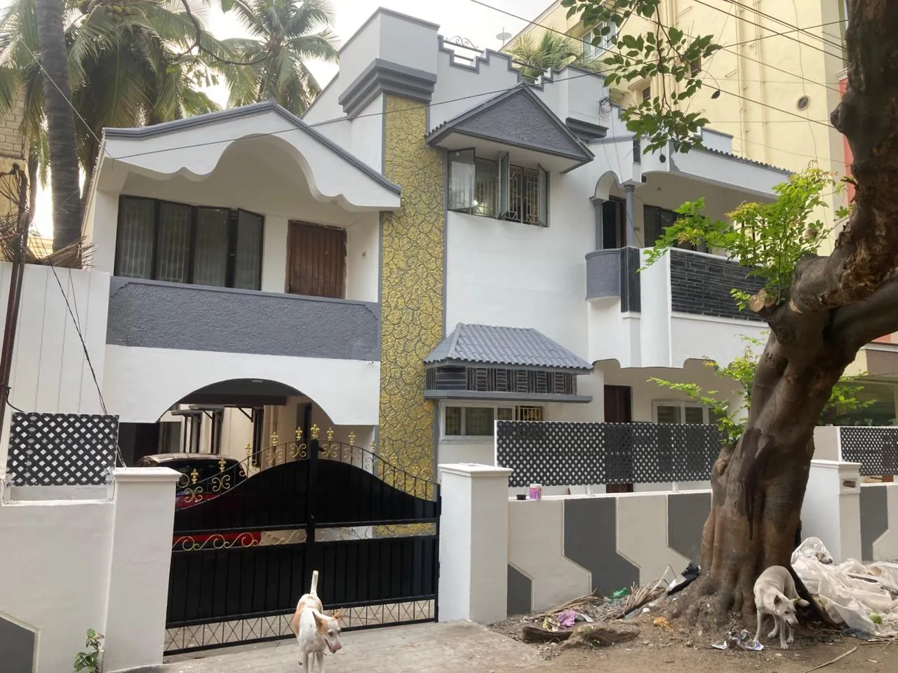 Residence exterior with a textured vertical feature band